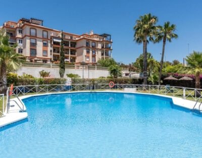 2 Bedroom Sunny apartment with pool and private parking